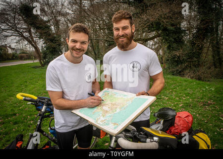 Bishops Stortford, Hertfordshire, Royaume-Uni. 22 Mar 2019. Quand des fanatiques de Rugby BEN COOK (24) et son copain George BONSER-CULLEN (25) ont décidé de soutenir l'équipe de rugby de l'Angleterre à la Coupe du Monde de Rugby au Japon en septembre, ils avaient décidé de faire le voyage un peu plus intéressants afin d'avis que ce serait la meilleure façon de réaliser de partir tôt, six mois plus tôt pour être précis que le plan est de cycle pour le Japon de leur ville d'origine, Bishops Stortford, Hertfordshire, Royaume-Uni. 22 Mar 2019. . Credit : Mark Bourdillon/Alamy Live News Banque D'Images