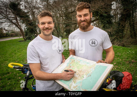 Bishops Stortford, Hertfordshire, Royaume-Uni. 22 Mar 2019. Quand des fanatiques de Rugby BEN COOK (24) et son copain George BONSER-CULLEN (25) ont décidé de soutenir l'équipe de rugby de l'Angleterre à la Coupe du Monde de Rugby au Japon en septembre, ils avaient décidé de faire le voyage un peu plus intéressants afin d'avis que ce serait la meilleure façon de réaliser de partir tôt, six mois plus tôt pour être précis que le plan est de cycle pour le Japon de leur ville d'origine, Bishops Stortford, Hertfordshire, Royaume-Uni. 22 Mar 2019. . Credit : Mark Bourdillon/Alamy Live News Banque D'Images