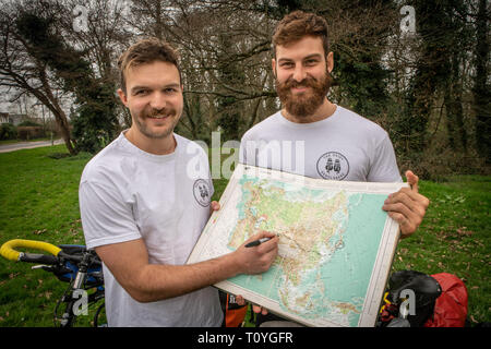 Bishops Stortford, Hertfordshire, Royaume-Uni. 22 Mar 2019. Quand des fanatiques de Rugby BEN COOK (24) et son copain George BONSER-CULLEN (25) ont décidé de soutenir l'équipe de rugby de l'Angleterre à la Coupe du Monde de Rugby au Japon en septembre, ils avaient décidé de faire le voyage un peu plus intéressants afin d'avis que ce serait la meilleure façon de réaliser de partir tôt, six mois plus tôt pour être précis que le plan est de cycle pour le Japon de leur ville d'origine, Bishops Stortford, Hertfordshire, Royaume-Uni. 22 Mar 2019. . Credit : Mark Bourdillon/Alamy Live News Banque D'Images