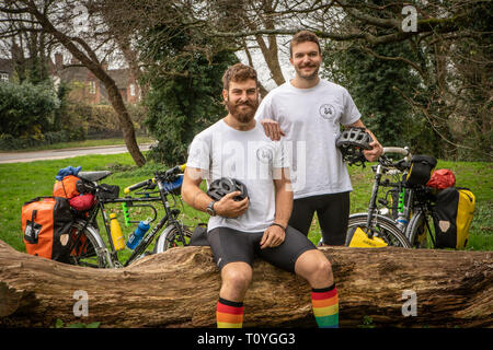 Bishops Stortford, Hertfordshire, Royaume-Uni. 22 Mar 2019. Quand des fanatiques de Rugby BEN COOK (24) et son copain George BONSER-CULLEN (25) ont décidé de soutenir l'équipe de rugby de l'Angleterre à la Coupe du Monde de Rugby au Japon en septembre, ils avaient décidé de faire le voyage un peu plus intéressants afin d'avis que ce serait la meilleure façon de réaliser de partir tôt, six mois plus tôt pour être précis que le plan est de cycle pour le Japon de leur ville d'origine, Bishops Stortford, Hertfordshire, Royaume-Uni. 22 Mar 2019. . Credit : Mark Bourdillon/Alamy Live News Banque D'Images