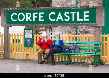 Château de Corfe, Dorset. 22 Mar 2019. Les foules affluent à Swanage Railway pour voir the Flying Scotsman grâce au Musée National du chemin de fer qui a permis la visite historique à prendre place. Au cours des cinq prochains jours elle va transporter des trains entre Swanage, Corfe Castle et Norden et seront réunis avec une rare voiture Pullman Belle Devon pour la première fois en près de 50 ans. Credit : Carolyn Jenkins/Alamy Live News Banque D'Images