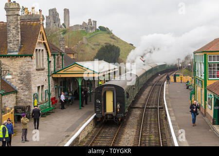 Château de Corfe, Dorset. 22 Mar 2019. Les foules affluent à Swanage Railway pour voir the Flying Scotsman grâce au Musée National du chemin de fer qui a permis la visite historique à prendre place. Au cours des cinq prochains jours elle va transporter des trains entre Swanage, Corfe Castle et Norden et seront réunis avec une rare voiture Pullman Belle Devon pour la première fois en près de 50 ans. Credit : Carolyn Jenkins/Alamy Live News Banque D'Images