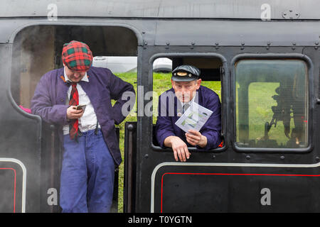 Swanage, Dorset. 22 Mar 2019. Les foules affluent à Swanage Railway pour voir the Flying Scotsman grâce au Musée National du chemin de fer qui a permis la visite historique à prendre place. Au cours des cinq prochains jours elle va transporter des trains entre Swanage, Corfe Castle et Norden et seront réunis avec une rare voiture Pullman Belle Devon pour la première fois en près de 50 ans. Credit : Carolyn Jenkins/Alamy Live News Banque D'Images