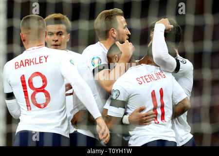 Le stade de Wembley, Londres, Royaume-Uni. Mar 22, 2019. Championnats Européens de football de l'UEFA de qualification, en Angleterre et en République tchèque, Raheem Sterling de l'Angleterre célèbre avec Harry Kane comme il les scores de 1 à 0 à la 24e minute : Action Crédit Plus Sport/Alamy Live News Banque D'Images