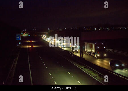 M1, au Royaume-Uni. 22 Mar 2019. Le trafic de nuit sur l'autoroute M1 Banque D'Images