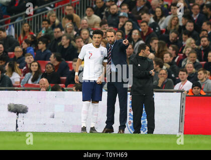 Le stade de Wembley, Londres, Royaume-Uni. Mar 22, 2019. Championnats Européens de football de l'UEFA de qualification, en Angleterre et en République tchèque, Angleterre Manager Gareth Southgate donne des instructions à Jadon, Sancho de l'Angleterre à partir de la ligne de touche : Action Crédit Plus Sport/Alamy Live News Banque D'Images