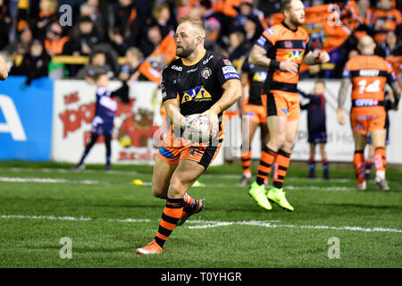 Wheldon Road, Castleford, UK. Mar 22, 2019. Super League rugby Betfred, Castleford Tigers contre St Helens ; Paul McShane de Castleford Tigers complétant les échauffements d'avant-match : Action Crédit Plus Sport/Alamy Live News Banque D'Images