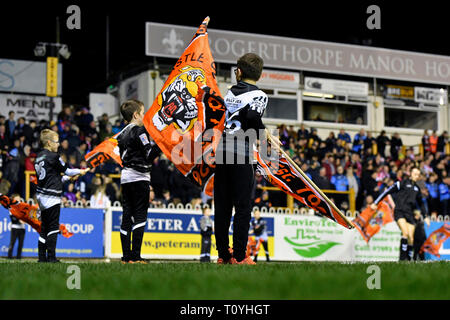 Wheldon Road, Castleford, UK. Mar 22, 2019. Super League rugby Betfred, Castleford Tigers contre St Helens ; Drapeaux des match entre Castleford Tigers et St Helens : Action Crédit Plus Sport/Alamy Live News Banque D'Images