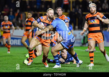 Wheldon Road, Castleford, UK. Mar 22, 2019. Super League rugby Betfred, Castleford Tigers contre St Helens ; Paul McShane de Castleford Tigers se sent l'attaquer à partir de la ligne de défense de St Helens : Action Crédit Plus Sport/Alamy Live News Banque D'Images