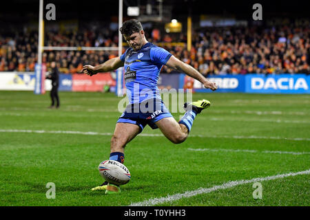 Wheldon Road, Castleford, UK. Mar 22, 2019. Super League rugby Betfred, Castleford Tigers contre St Helens ; Lachlan Coote de St Helens tente un coup de pied de transformation : l'action de Crédit Plus Sport/Alamy Live News Banque D'Images
