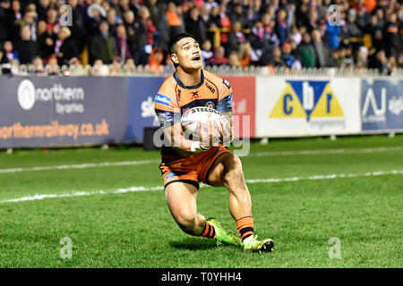 Wheldon Road, Castleford, UK. Mar 22, 2019. Super League rugby Betfred, Castleford Tigers contre St Helens ; Peter Mata'utia de Castleford Tigers recueille la balle en toute sécurité à partir de la St Helens high kick Credit : Action Plus Sport/Alamy Live News Banque D'Images