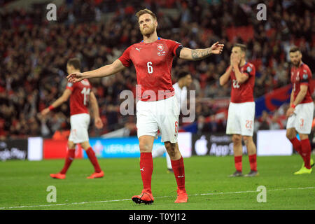 Londres, Royaume-Uni. Mar 22, 2019. Tomas Kalas de République tchèque réagit et est abattu après avoir marqué un but pour l'Angleterre est 5ème. L'UEFA Euro 2020, un match de qualification du groupe, l'Angleterre v République Tchèque au stade de Wembley à Londres, le vendredi 22 mars 2019. Veuillez noter les images sont pour un usage éditorial uniquement. EDITORIAL UNIQUEMENT. pic par Steffan Bowen/Andrew Orchard la photographie de sport/Alamy live news Crédit : Andrew Orchard la photographie de sport/Alamy Live News Banque D'Images