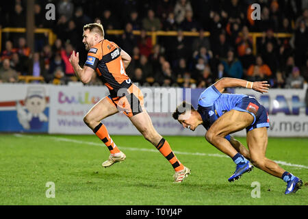 Wheldon Road, Castleford, UK. Mar 22, 2019. Super League rugby Betfred, Castleford Tigers contre St Helens ; Michael Shenton de Castleford Tigers surpasse et laisse Regan grâce de St Helens sur la parole : l'action de Crédit Plus Sport/Alamy Live News Banque D'Images