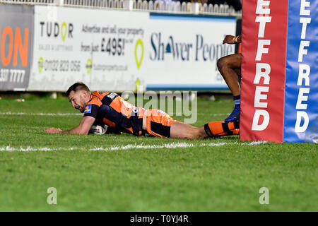 Wheldon Road, Castleford, UK. Mar 22, 2019. Super League rugby Betfred, Castleford Tigers contre St Helens ; Michael Shenton de Castleford Tigers marque un essai contre St Helens pour en faire 4 - 32 : Action de Crédit Plus Sport/Alamy Live News Banque D'Images