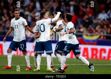 Madrid, Espagne. Mar 22, 2019. Football, friendly, Argentine - Venezuela, Wanda Metropolitano Stade : l'argentin Lionel Messi (2e de gauche) et Lautaro Martinez (2e à partir de la droite) avec l'équipe de célébrer le premier but de son équipe. Credit : Gusatavo Ortiz/dpa/Alamy Live News Banque D'Images