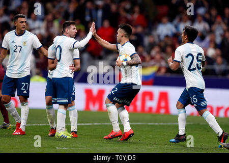 Madrid, Espagne. Mar 22, 2019. Football, friendly, Argentine - Venezuela, Wanda Metropolitano Stade : l'argentin Lionel Messi (2e de gauche) et Lautaro Martinez (2e à partir de la droite) avec l'équipe de célébrer le premier but de son équipe. Credit : Gusatavo Ortiz/dpa/Alamy Live News Banque D'Images