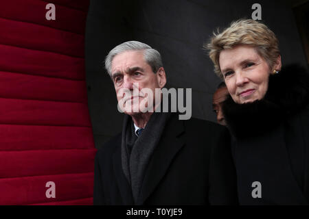 Photo d'archives. 17 mai, 2017. Le ministère de la Justice le mercredi nommé Robert Mueller comme conseiller spécial pour superviser l'enquête du ministère en russe s'immiscer dans l'élection de 2016. Mueller III a servi comme directeur du FBI de 2001 à 2013. Sur la photo : 6 février, 2013 - Washington, District de Columbia, États-Unis d'Amérique - Federal Bureau of Investigation (FBI) Robert Mueller (L) arrive pour l'investiture présidentielle sur l'ouest de la capitale américaine avant le 21 janvier 2013 à Washington, DC. Barack Obama a été réélu pour un second mandat en tant que président de l'United Stat Banque D'Images