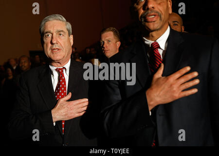 Photo d'archives. 17 mai, 2017. Le ministère de la Justice le mercredi nommé Robert Mueller comme conseiller spécial pour superviser l'enquête du ministère en russe s'immiscer dans l'élection de 2016. Mueller III a servi comme directeur du FBI de 2001 à 2013. Sur la photo : le 27 mars 2009 - Washington, District de Columbia - Federal Bureau of Investigation (FBI) Robert Mueller (L) récite le serment d'allégeance au cours de la cérémonie d'installation pour Procureur général américain Eric Holder, à l'Université George Washington. Credit : Chip Somodevilla/CNP/ZUMA/Alamy Fil Live News Banque D'Images