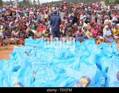 (190322) -- CHIMANIMANI (ZIMBABWE), le 22 mars 2019 (Xinhua) -- les gens de la région sinistrée attendre aliments donnés à Chimanimani, la province de Manicaland, au Zimbabwe, le 22 mars 2019. Le Président du Zimbabwe, Emmerson Mnangagwa le jeudi a déclaré deux jours de deuil national à la suite de l'Idai cyclone dévastateur qui a tué 139 personnes et laissé une traînée de destruction dans l'Est et le sud du pays. Recherche et sauvetage comme les efforts se poursuivent, les dons de matériel de secours aux victimes continuent de verser dans des populations locales, entreprises, gouvernements régionaux et internationaux Banque D'Images