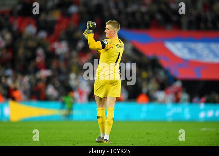 Londres, Royaume-Uni. 22 Mar 2019. Angleterre attaquant Jordan Pickford applaudit les fans après avoir gagné 5-0 dans le championnat d'Europe de l'UEFA d'un groupe de qualification entre l'Angleterre et la République Tchèque au stade de Wembley, Londres, le samedi 23 mars 2019. (Crédit : Jon Bromley | MI News ) Crédit : MI News & Sport /Alamy Live News Banque D'Images