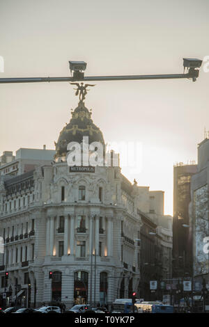 Madrid, Espagne. 22 Mar 2019. Ces voitures qui passent les lignes de la 472 hectares du centre de Madrid sans autorisation sera sanctionné. Le Conseil municipal de Madrid a installé 115 caméras dans le centre de Madrid ces vont être les yeux de 115 centre de Madrid. Credit : Alberto Ramírez Sibaja/Alamy Live News Banque D'Images