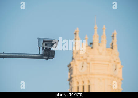 Madrid, Espagne. 22 Mar 2019. Ces voitures qui passent les lignes de la 472 hectares du centre de Madrid sans autorisation sera sanctionné. Le Conseil municipal de Madrid a installé 115 caméras dans le centre de Madrid ces vont être les yeux de 115 centre de Madrid. Alberto Sibaja Crédit photo : Alberto Ramírez Sibaja/Alamy Live News Banque D'Images