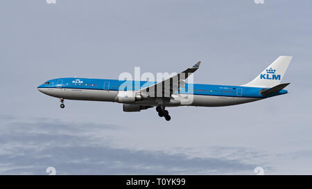 Richmond, Colombie-Britannique, Canada. Mar 16, 2019. Un KLM Royal Dutch Airlines Airbus A330-300 (PH-AKD) de large-corps jetliner en courte finale pour l'atterrissage. Credit : Bayne Stanley/ZUMA/Alamy Fil Live News Banque D'Images