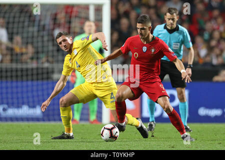 Lisbonne, Portugal. Mar 22, 2019. Sergii Kryvtsov de l'Ukraine (L) rivalise pour le bal avec André Silva du Portugal (R) au cours de la qualification - Groupe B à l'Euro 2020 match de football entre le Portugal contre l'Ukraine. Crédit : David Martins SOPA/Images/ZUMA/Alamy Fil Live News Banque D'Images