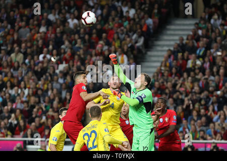 Lisbonne, Portugal. Mar 22, 2019. André Silva du Portugal (L) rivalise pour le bal avec Sergii Kryvtsov de l'Ukraine (C) et Andriy Pyatov d'Ukraine (R) au cours de la qualification - Groupe B à l'Euro 2020 match de football entre le Portugal contre l'Ukraine. Crédit : David Martins SOPA/Images/ZUMA/Alamy Fil Live News Banque D'Images