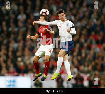 (190323) -- Londres, 23 mars 2019 (Xinhua) -- l'Angleterre Ben Chilwell (R) convoite la la balle contre la République tchèque, Vladimir Darida pendant l'Euro 2020 Groupe admissible un match entre l'Angleterre et la République Tchèque au stade de Wembley à Londres, Angleterre le 22 mars 2019. L'Angleterre a gagné 5-0. Pour un usage éditorial uniquement. Pas À VENDRE À DES FINS DE MARKETING OU DE CAMPAGNES PUBLICITAIRES. Pas d'utilisation non autorisée avec l'AUDIO, VIDÉO, données, listes de luminaire, club ou la Ligue de logos ou services 'LIVE'. En ligne De-MATCH UTILISATION LIMITÉE À 45 IMAGES, aucune émulation. Aucune UTILISATION DE PARI, DE JEUX OU D'UN CLUB OU LA LIGUE/DVD PUBLICATIONS. (Xi Banque D'Images