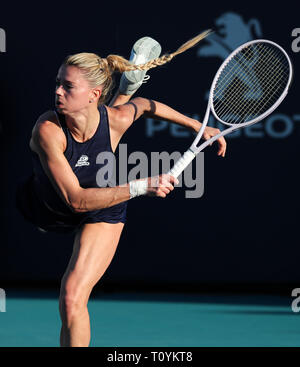 Miami Gardens, Florida, USA. Mar 22, 2019. Camila Giorgi, de l'Italie, sert contre Tatjana Maria, de l'Allemagne, au cours du deuxième tour de la 2019 de l'Open de Miami présenté par le tournoi de tennis professionnel Itau, joué au Hardrock Stadium de Miami Gardens, Florida, USA. Mario Houben/CSM/Alamy Live News Banque D'Images