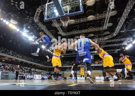 Boîte de cuivre Arena de Londres, Royaume-Uni. Mar 22, 2019. Les tensions exacerbées entre Royals Accueil Équipe Lions de Londres et les visiteurs, Sheffield Requins dans un baril jeu de basket-ball. Les Lions gagner 89/73. Credit : carol moir/Alamy Live News Banque D'Images