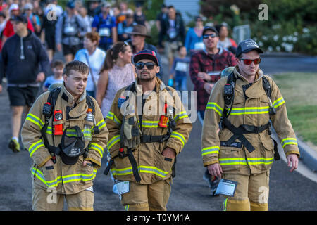 Ballarat, Victoria, Australie - 23 mars 2019 - La Marche de la guerre dans les 20km à pied pour sensibiliser la population et recueillir des fonds pour PTSD et la dépression.La marche est pour le personnel de service d'urgence, le personnel de la Force de défense et les membres du public à se réunir pour partager le fardeau et de mars comme une.Une foule immense s'est terminé le défi ultime, 20km avec 20kg.Les membres de la brigade de pompiers pendant les 20km à pied. Credit : brett keating/Alamy Live News Banque D'Images