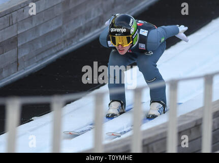 Timi Zajc de Slovénie vu en action pendant le procès de la ronde de la Coupe du monde de saut à ski FIS Flying Hill dans la compétition individuelle de Planica. Banque D'Images