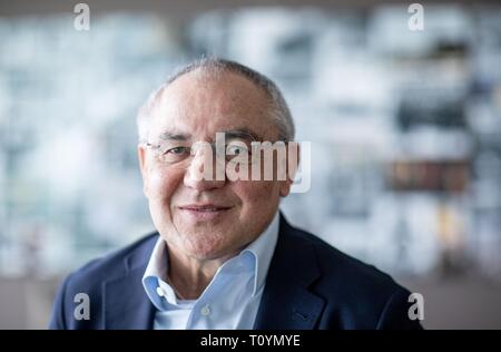 Berlin, Allemagne. Mar 22, 2019. L'ancien entraîneur de football Bundesliga, Felix Magath, regarde vers l'appareil photo du photographe. Credit : Kay Nietfeld/dpa/Alamy Live News Banque D'Images