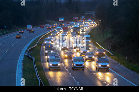 Routes congestionnées en raison d'une circulation dense.Les chauffeurs de camions pro-Brexit provoquent d'énormes perturbations avec des manifestations « Go Slow », des poids lourds, des automobiles et des mandrins HGV provoquant des embouteillages sur l'autoroute M6 de Lancaster.Alors que le Brexit a été reporté, plusieurs groupes différents du Brexit ont organisé des manifestations à l'échelle de l'État, combinant plusieurs transporteurs en convois organisés « Go Slower » et perturbant la circulation aux heures de pointe sur les autoroutes britanniques. Banque D'Images