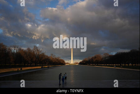 Washington, USA. Mar 22, 2019. Photo prise le 22 mars 2019 présente le Monument de Washington pendant le coucher du soleil à Washington, DC, aux Etats-Unis. Credit : Liu Jie/Xinhua/Alamy Live News Banque D'Images