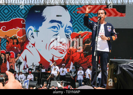 23 mars 2019 - Candidats à la présidence titulaire Joko Widodo salué ses partisans tout en fréquentant l'Jogja unir anciens indonésiens Déclaration à l'Kridosono Stadium, Yogyakarta, Samedi, Mars 23, 2019. Jokowi a invité tous ses partisans pour superviser le processus électoral de 2019 et d'utiliser leur droit de vote pour l'avenir de l'Indonésie. (Crédit Image : © Slamet Riyadi/Zuma sur le fil) Banque D'Images