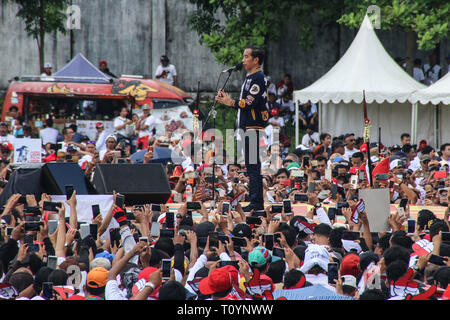 23 mars 2019 - Candidats à la présidence titulaire Joko Widodo salué ses partisans tout en fréquentant l'Jogja unir anciens indonésiens Déclaration à l'Kridosono Stadium, Yogyakarta, Samedi, Mars 23, 2019. Jokowi a invité tous ses partisans pour superviser le processus électoral de 2019 et d'utiliser leur droit de vote pour l'avenir de l'Indonésie. (Crédit Image : © Slamet Riyadi/Zuma sur le fil) Banque D'Images