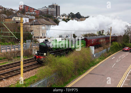 Vieux Leigh, Essex, Royaume-Uni. 23 Mar 2019. Locomotive vapeur 61306 réservés 'Mayflower' par de vieux fonce Leigh dans l'Essex, tôt ce matin, en route vers la région de Bluebell railway East Sussex. de Southend-on-Sea. 'Mayflower' est l'un des seuls 2 LNER Classe B1 locomotives préservées et il ne revint avec les lignes principales d'exécution de l'année dernière. Credit : Timothy Smith/Alamy Live News Banque D'Images