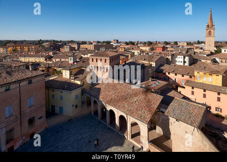 Vignola, Modène, Émilie-Romagne, Italie. Vue aérienne de la ville de la forteresse (château fort) Banque D'Images