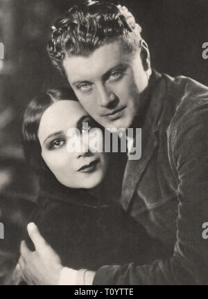 Portrait photographique de Ralph Forbes et Dolores del Rio dans le sentier de '98 (1928) - L'ère du cinéma muet Banque D'Images