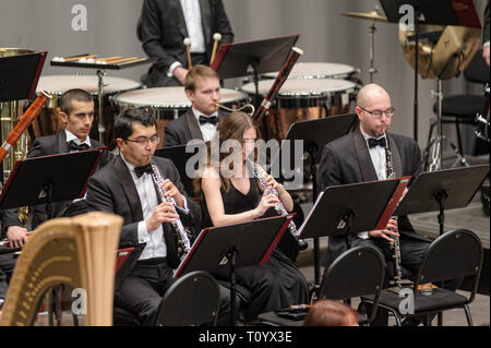 Tioumen, Russie - le 25 janvier 2017 : les concerts de l'orchestre de la philharmonie de Tioumen pour photographes. Des musiciens jouant à la flûte classique Banque D'Images