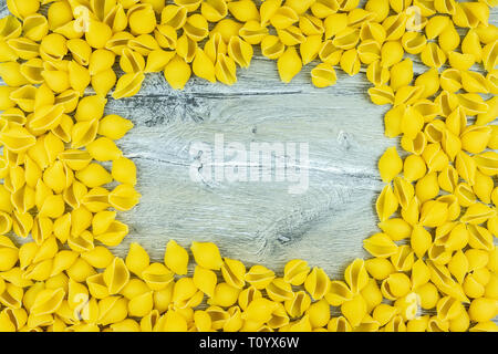 Contexte de la dispersion coquilles de pâtes conchiglie italien non cuites Banque D'Images