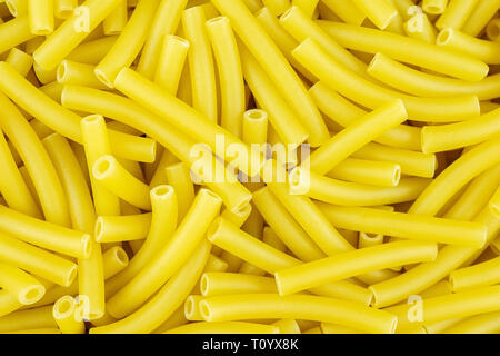 Contexte de la dispersion coquilles de pâtes non cuites maccheroni Italien Banque D'Images