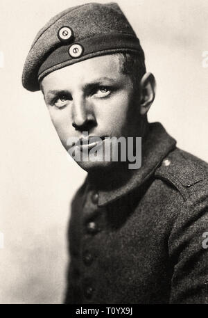 Portrait photographique de Owen Davis Jr. dans l'ensemble tranquille sur le front de l'Ouest (1930) - L'ère du cinéma muet Banque D'Images