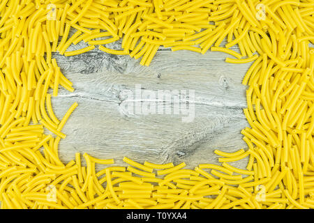 Contexte de la dispersion coquilles de pâtes non cuites maccheroni Italien Banque D'Images