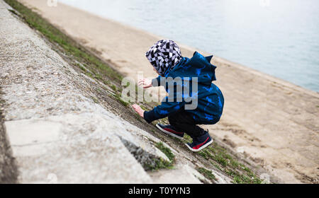 Jeune garçon à côté d'escalade Danube Banque D'Images