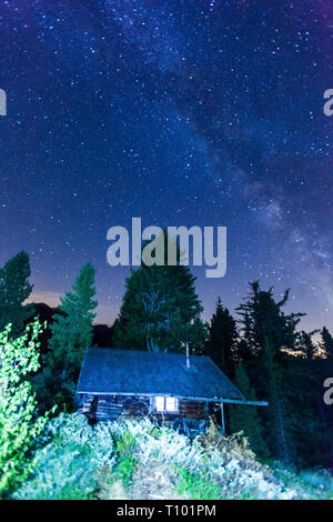 la manière laiteuse dans une nuit lumineuse sur les dolomites Banque D'Images