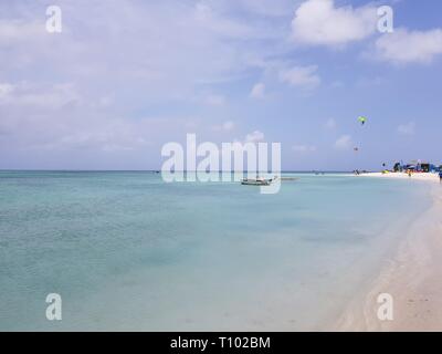 Kite surfer sur une jolie plage à Aruba Banque D'Images